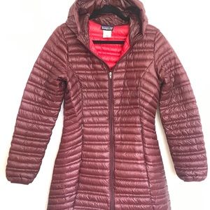 Patagonia Women’s Fitted goose down parka